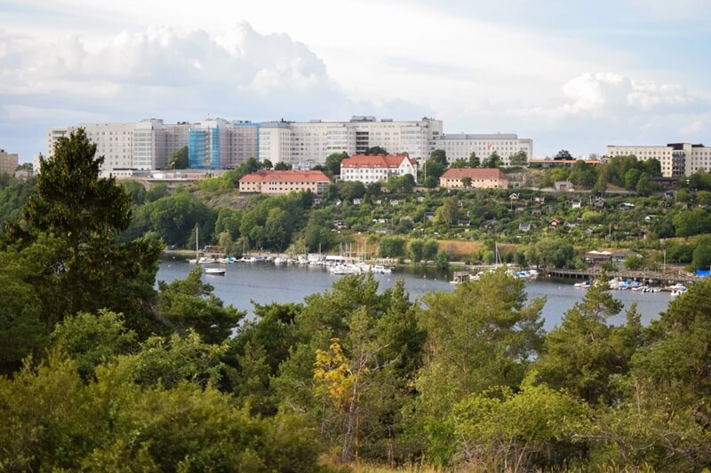 Elev på intensivkurs i Upplands Väsby kör med lärare från Väsby Trafikskola inför körkortet