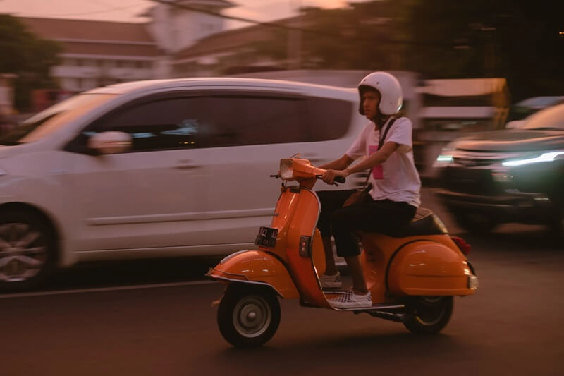 Elev tar mopedkörkort hos Väsby Trafikskola i Upplands Väsby med trygg och pedagogisk utbildning